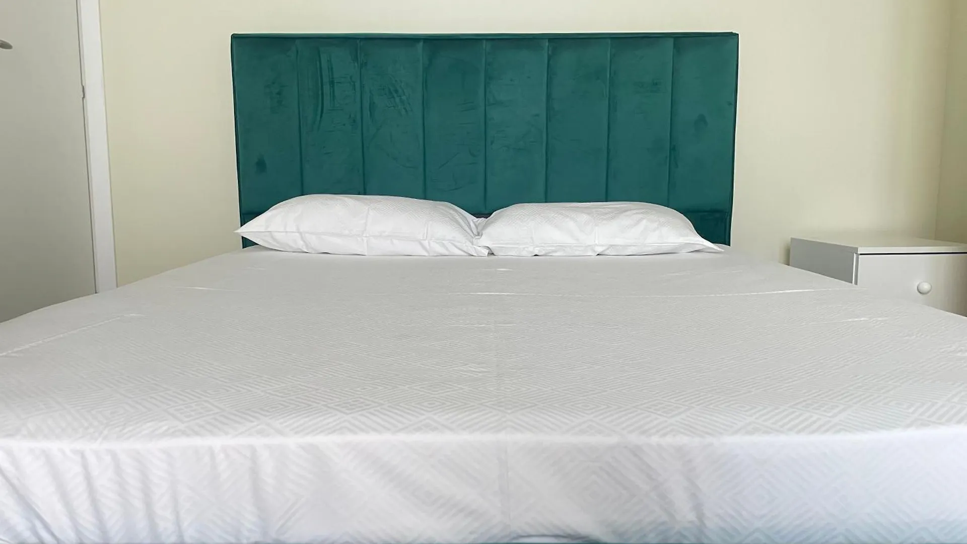 Azuro Beachfront Apartment Vlorë